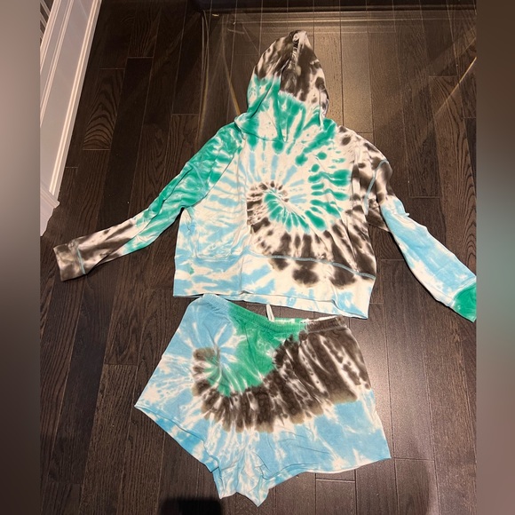 Offline by aerie super cozy cropped sweatshirt and shorts - Picture 1 of 4